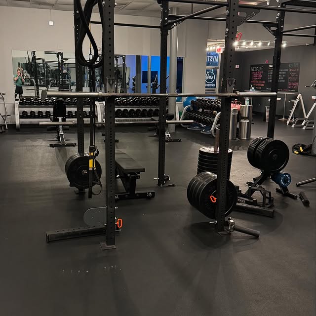 Been a minute.

Chest day tonight, place was empty. It was a killer. 

1. Barbell bench…