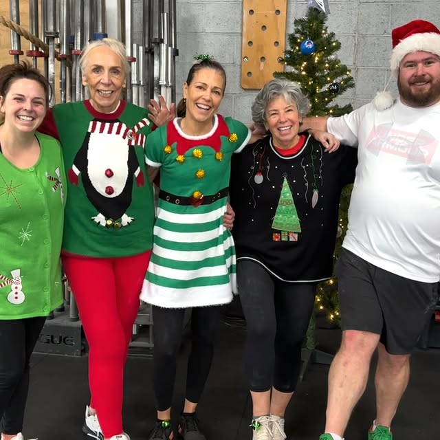Heavy Lifts in your Holiday Sweater, strength is always in season!💪🏽🎄 Fun lifting wo…
