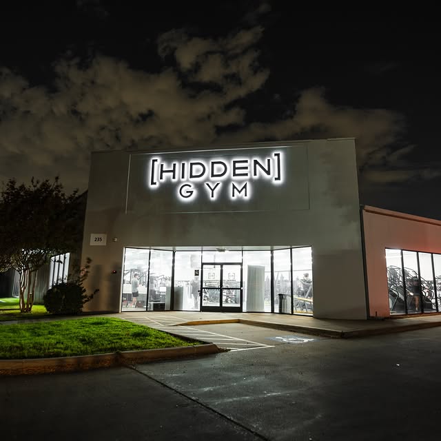 CLOSED!! Winner announced on the @hidden_gym stories! Be sure to follow us there moving…