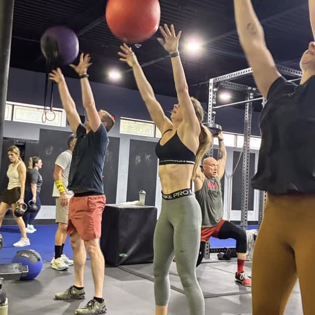 HYROX training hits different when you’ve got a crew.
Coached sessions, scalable statio…