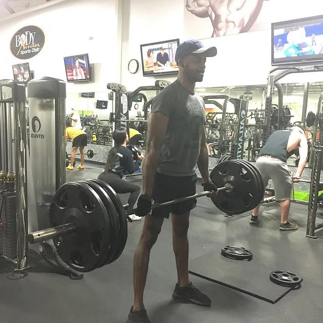 Tony deadlifted 3 plates way to go 🙌🏻🏋🏻 #livefit. #bodyxchange. #fitfriday. #strive…