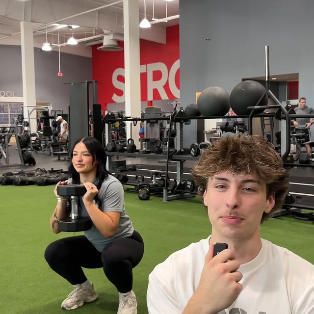 pop off king with your positive commentary 🎤💪

#VASAFitness #GymBesties #GymHumor #Sq…