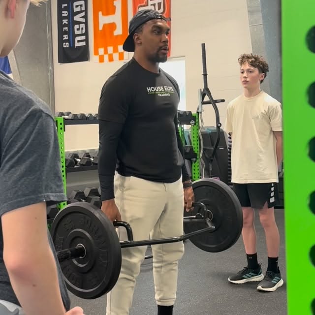 🔑Teaching proper deadlift mechanics early helps protect the spine, build strength safe…