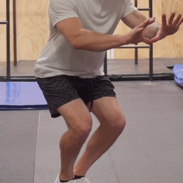 Basic squat to practice balance 

#parkour #squat #tutorial