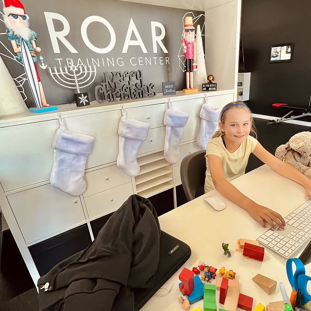Our front desk assistant for the week making sure everyone checks in! 🫵🏼🦃
@roartrain…
