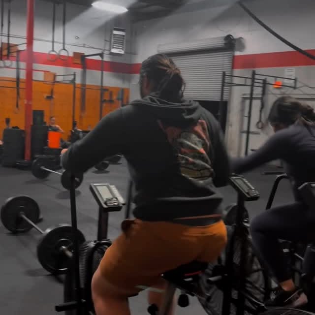 Grinding the day before the feast 💪🏼
Thankful for this crew! 

#preholidaywod #thanks…