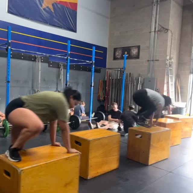 First Saturday of the New Year.

Barbells loaded. Boxes jumped Over. Runs logged.

No b…