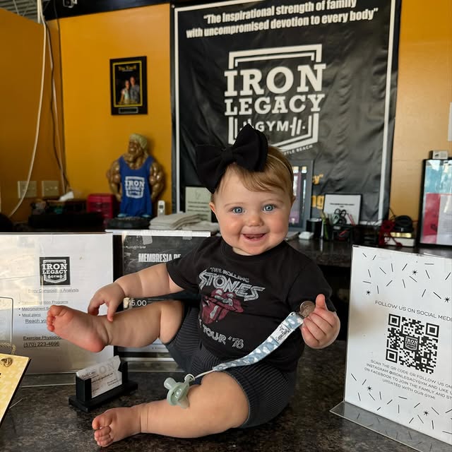 Stretching out for leg day 🙆🏼‍♀️🦵🏻
Look who joined us in the gym today!! 

#ironleg…