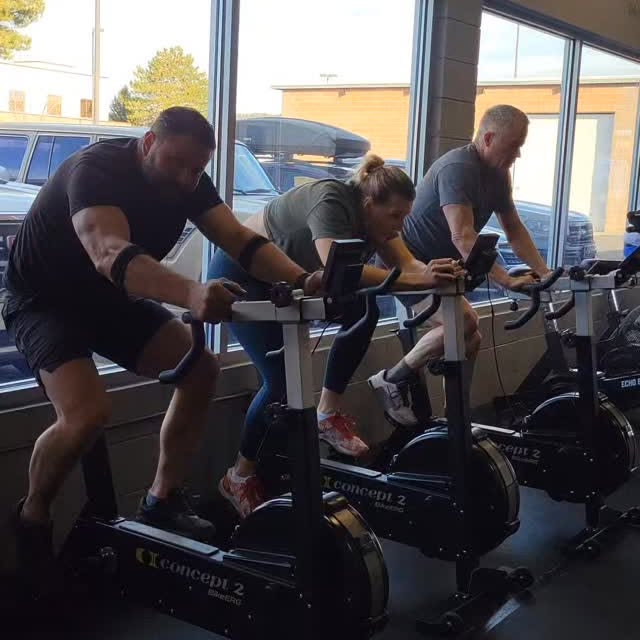 Full 8:30am class today! 💪 Way to go, team!

4 rounds for time:
300m run
15 pull-ups
1…
