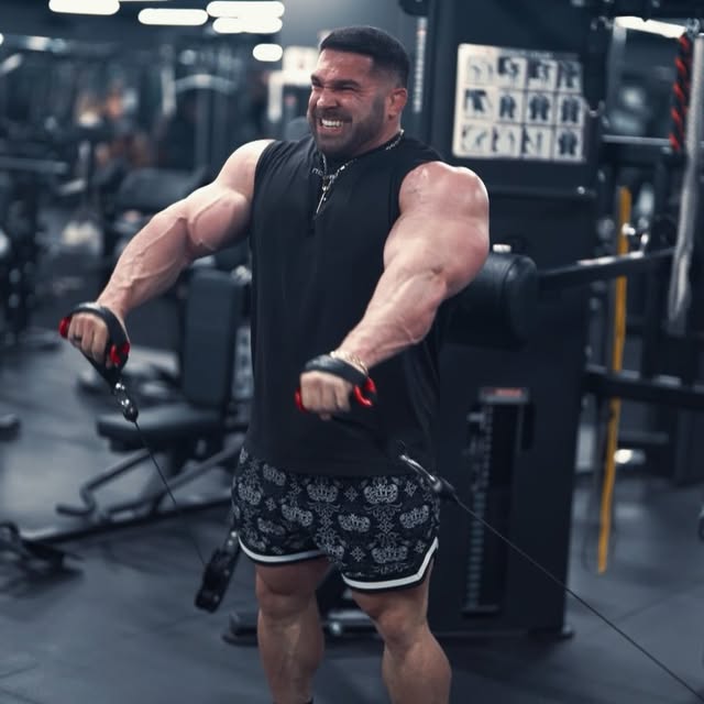 Machines or Free Weights?
This is a debate that never gets answered 
Swipe ➡️ to see dr…