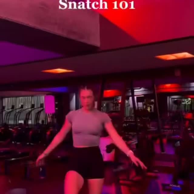 @allisonfuerst showing us an alternating db snatch = quick feet, strong lockout, and ze…