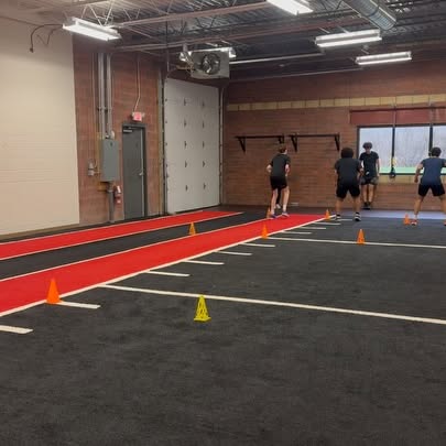 Mix of agility and plyos to kick off the week! High focus, maximum effort 💯‼️🙌

#NST …