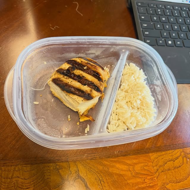 Pre workout meal at 9am…. 5oz chicken breast and 1/2 cup jasmine rice 😋