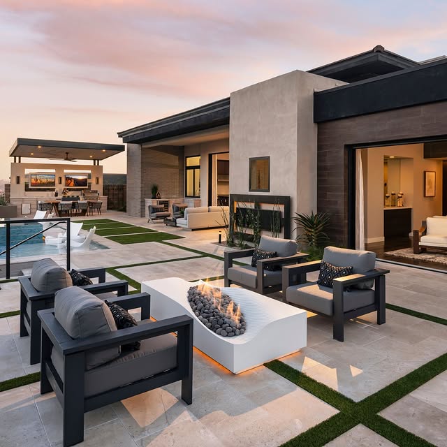 Create a resort-style living experience right at home with features such as a fire pit,…