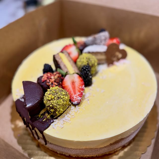 For our dear friend Mila’s birthday, we crafted a dreamy, tropical delight! 🥥🍍A vegan…