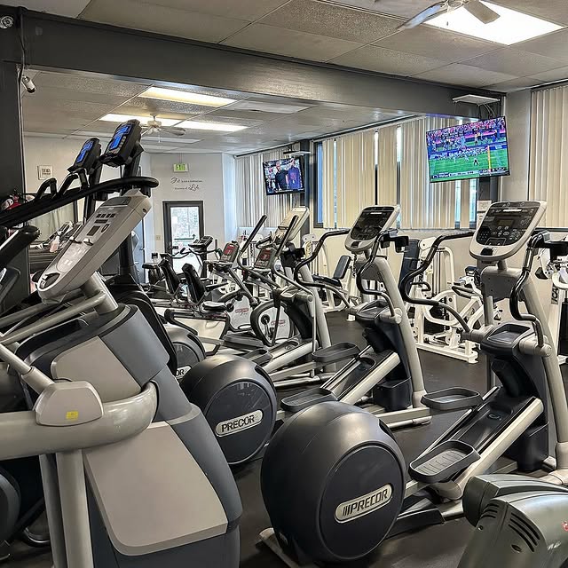 Happy New Years! Our resolution is to stop skipping cardio… how about you?😅 

#gym #ca…