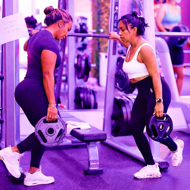 Progress becomes easier when someone guides your movement😎

Correct technique, motivat…