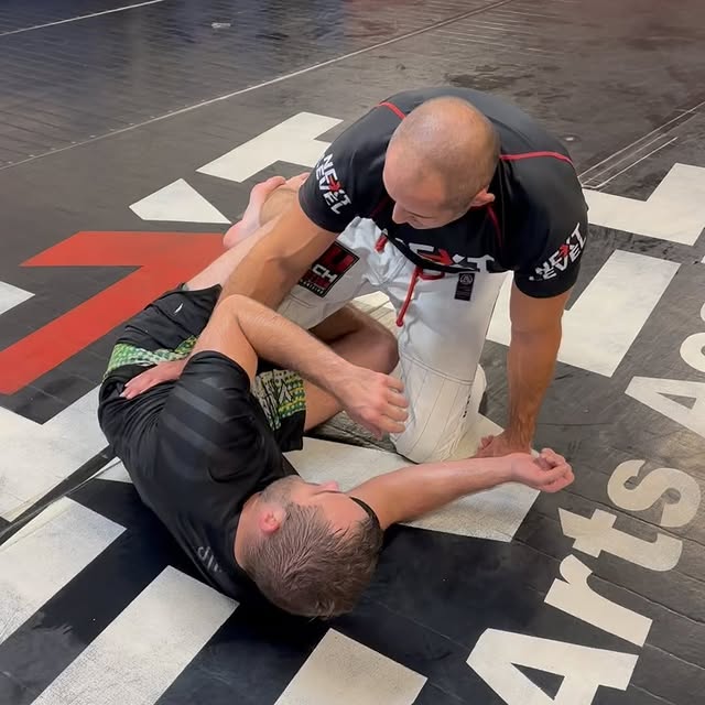 Pass half guard using the under-hook on either side 🔪 🧈 www.YoungstownMartialArts.com…