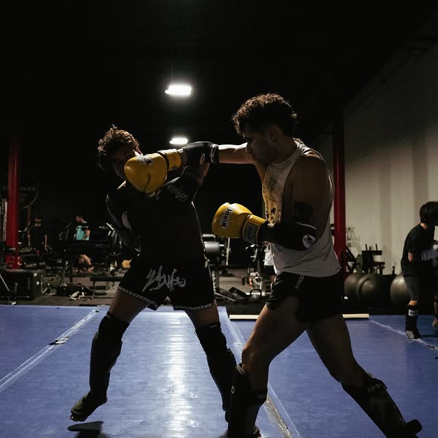 La danza de los puños y las espinillas 💃🏽

Classes resume Monday.