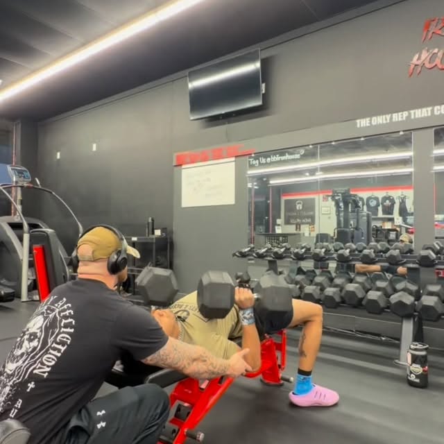 Sometimes you just gotta move heavy weight🫩

#powerlifting #bodybuilding