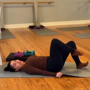 If your lower back feels tight…
try waking up your glutes. 

#barre
#barreworkout
#glut…