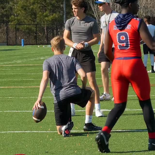 🚨 QB1 IN HIS BAG 🚨
🤞🏾Certified Big Dawg Knoxx Day doing what he does BEST… DROPPING…