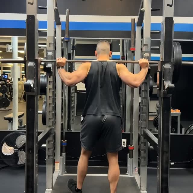 Salsa dancing with weights 💃 
#gym #funny #gymhumor #funnyvideos #weightlifting