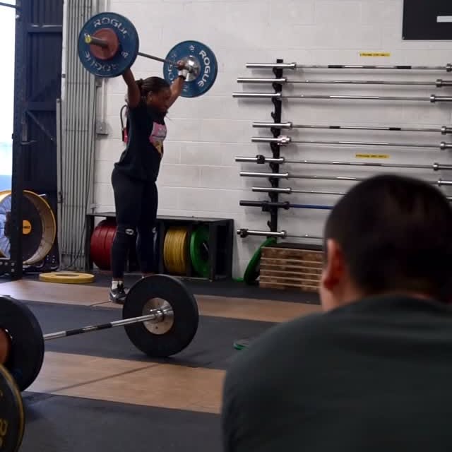 A graceful 60kg snatch during our afternoon weightlifting session. 💃🏽 

MTWF 6-8am + …