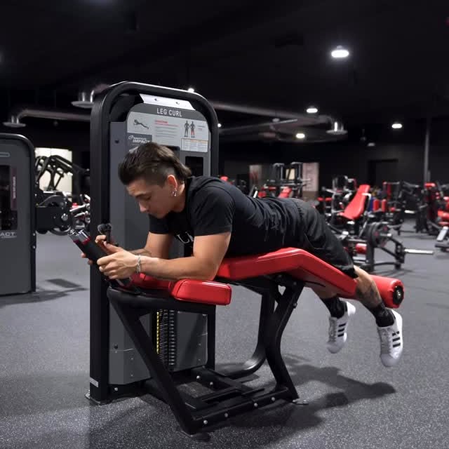Lying Leg Curl Tutorial ft. @ZekesBreakthroughs 🦵🏼📈

#WorkoutTutorial #LegDay #SelfM…