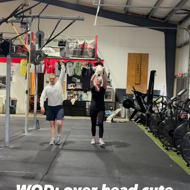 Family Fitness @skipjack.crossfit 🥰we use any weight, even cute babies 👶 🥰